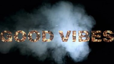 Güzel titreşimlerin animasyonu arka plandaki bulutların üzerinde parlak harflerle yazılmış metinler. Retro video oyunu ve iletişim konsepti dijital olarak oluşturulmuş görüntü.