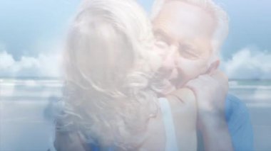 Deniz kenarında dans eden mutlu yaşlı çiftin üzerinde parlayan ışığın animasyonu. emeklilik ve yaşlı yaşam konsepti dijital olarak oluşturulmuş video.