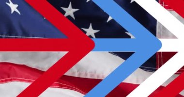 Amerikan bayrağı üzerinde hareket eden beyaz mavi ve kırmızı oklar. Vatanseverlik ve kutlama konsepti dijital olarak oluşturulmuş imaj.