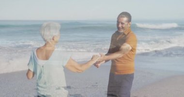 Deniz kenarında dans eden mutlu yaşlı çiftin portresinin üzerinde parlayan ışığın animasyonu. emeklilik ve yaşlı yaşam konsepti dijital olarak oluşturulmuş video.