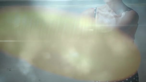Анимация Светящихся Огней Над Пожилой Женщиной Желтым Надувным Кольцом Морем — стоковое видео