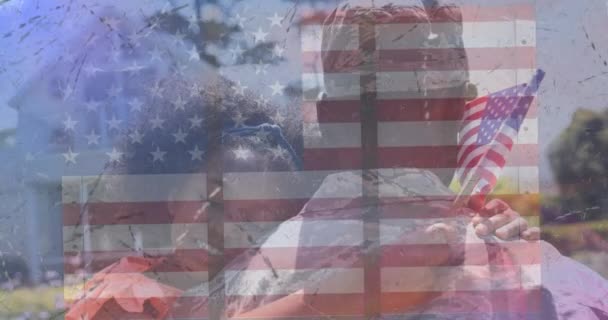 Animação Soldado Masculino Abraçando Filha Sorridente Movendo Sobre Bandeira Americana — Vídeo de Stock