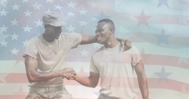 Animación Del Soldado Masculino Abrazando Hijo Sonriente Sobre Bandera Americana — Vídeo de stock