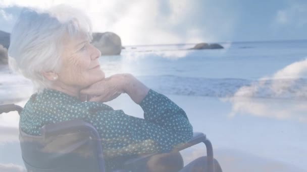 Animacja Świecącego Światła Nad Starszą Kobietą Wózku Inwalidzkim Nad Morzem — Wideo stockowe
