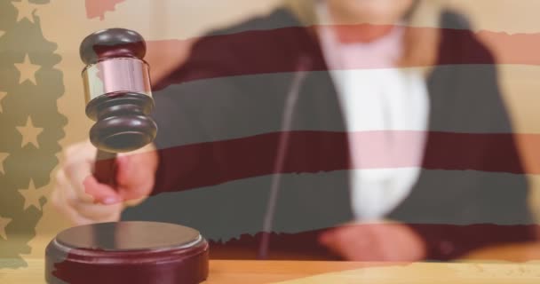 Анімація Жінок Суддів Під Час Судового Розгляду Над Американським Прапором — стокове відео