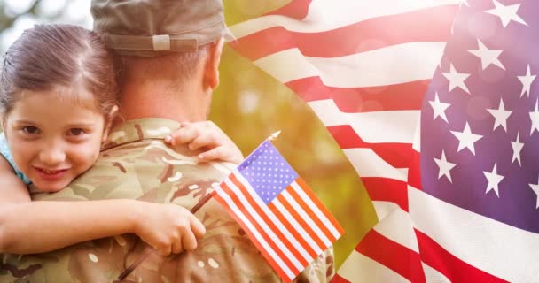 Animación Soldado Masculino Abrazando Hija Sonriente Sobre Bandera Americana Soldado — Vídeos de Stock