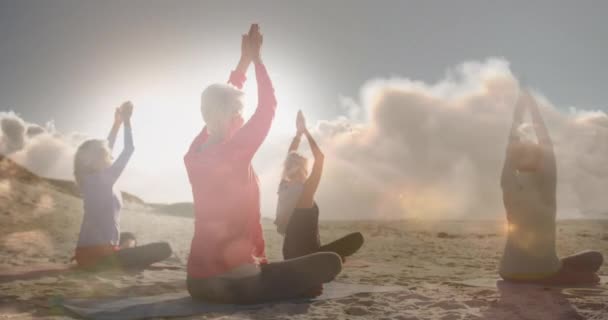 Анимация Светящегося Света Над Счастливыми Пожилыми Женщинами Практикующими Йогу Море — стоковое видео