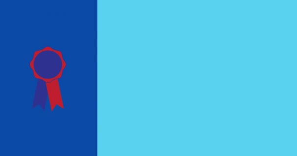 バッジと炎のトーチのアイコンの上に青い背景に幸せな独立記念日のテキスト アメリカ独立記念日のお祝いのコンセプト — ストック動画