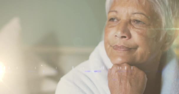 Arka Planda Düşünceli Yaşlı Kadın Üzerinde Parlayan Işıkların Canlandırması Emeklilik — Stok video
