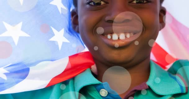 Κινούμενα Σχέδια Λευκών Κύκλων Που Κινούνται Πάνω Από Αφροαμερικάνικο Αγόρι — Αρχείο Βίντεο