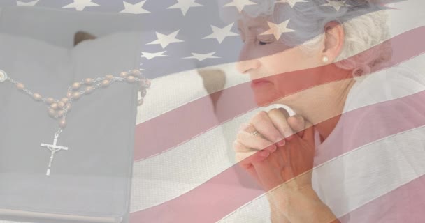 십자가 십자가의 위에서 기도하는 여자의 애니메이션 애국주의와 개념은 디지털로 이미지를 — 비디오