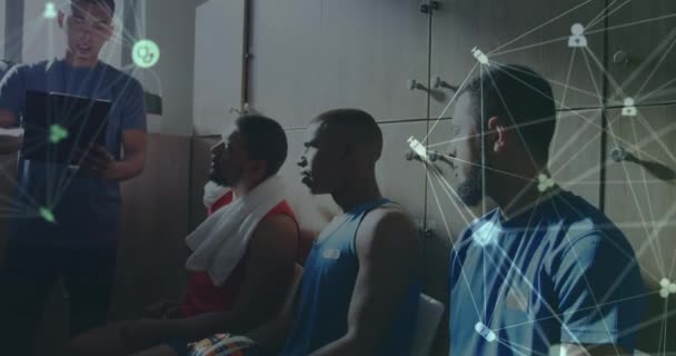 Glober Digitala Ikoner Snurrar Mot Manliga Tränare Instruera Team Manliga — Stockvideo