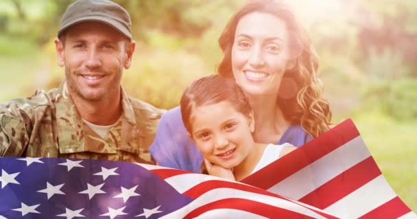 Animacja Męskiego Żołnierza Obejmującego Uśmiechniętą Żonę Córkę Nad Amerykańską Flagą — Wideo stockowe