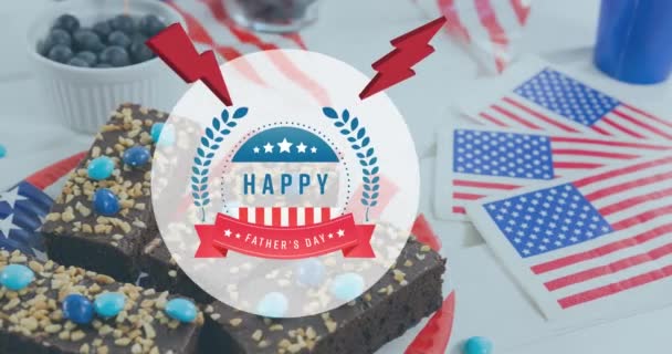 Animatie Van Gelukkige Vaderdagtekst Lachende Vrouw Gewikkeld Amerikaanse Vlag Chocoladetaart — Stockvideo