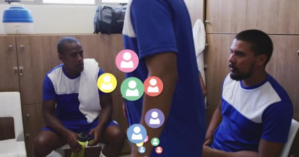 Iconos Perfil Flotando Contra Equipo Jugadores Fútbol Masculino Discutiendo Juntos — Vídeos de Stock