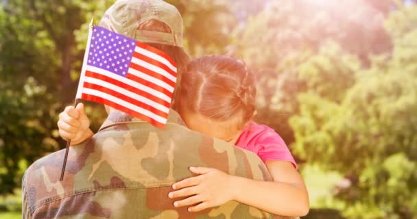 男兵在树上用美国国旗拥抱女儿的动画 士兵返回家庭概念数字生成的图像 — 图库视频影像