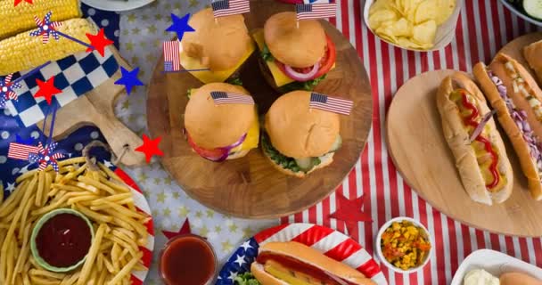 Анімація Зірок Американських Прапорів Над Столом Різною Їжею Патріотизм Концепція — стокове відео