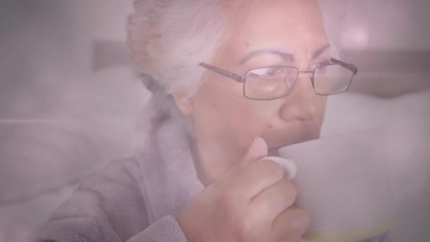 Анимация Светящихся Огней Над Пожилой Женщиной Пьющей Чай Облака Фона — стоковое видео
