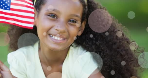 Κινούμενα Σχέδια Λευκών Κύκλων Που Κινούνται Πάνω Από Αφροαμερικανό Κορίτσι — Αρχείο Βίντεο