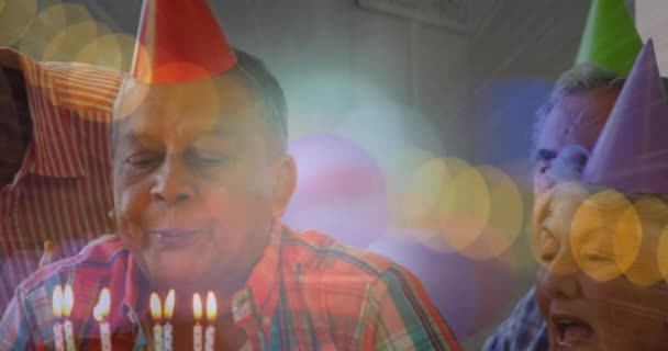 Анимация Светящегося Света Над Портретом Счастливого Пожилого Человека Шляпе Вечеринок — стоковое видео