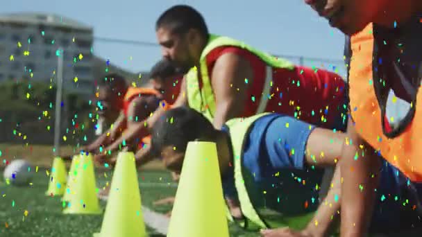 Confete Colorido Caindo Contra Equipe Jogadores Futebol Sexo Masculino Realizando — Vídeo de Stock