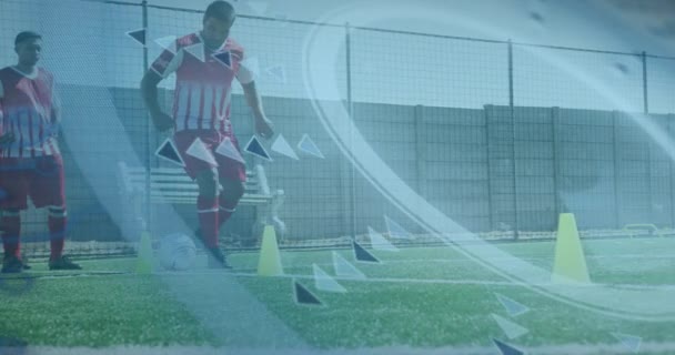 Animering Omfattning Skanning Och Databehandling Över Fotbollsspelare Sparkar Boll Digitalt — Stockvideo