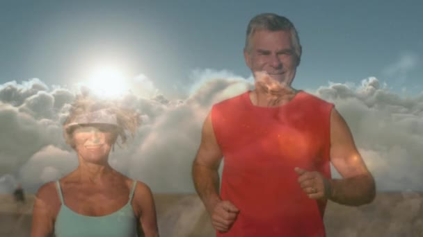 Animasi Cahaya Bersinar Atas Senyuman Pasangan Senior Yang Berjalan Tepi — Stok Video