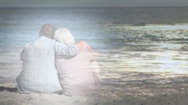 Animazione Luce Splendente Sulla Coppia Anziana Abbracciata Dal Mare Pensionamento — Video Stock