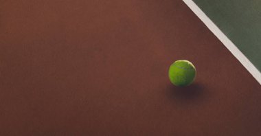 Tenis kortunda fotokopi alanı olan tenis topu kompozisyonu. Spor ve rekabet konsepti dijital olarak oluşturulmuş imaj.