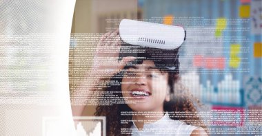 VR kulaklık takan bir kadının kırmızı teknoloji geçmişiyle ilgili veri işleme. küresel iş ve gelecekteki teknoloji kavramı