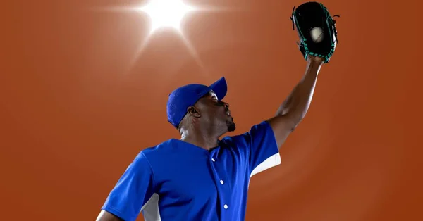 Afro Amerikaanse Mannelijke Honkbalspeler Vangt Een Bal Tegen Een Lichtpuntje — Stockfoto
