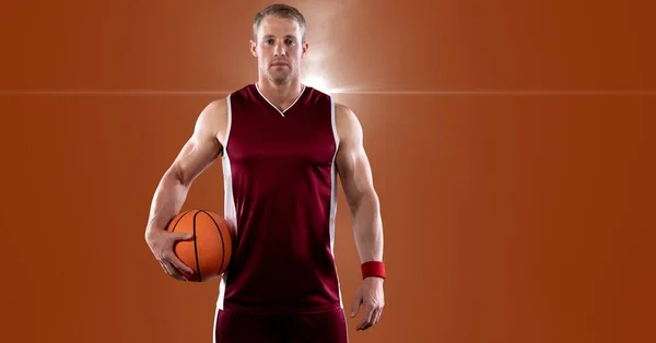 Portret Van Een Blanke Basketbalspeler Die Basketbal Tegen Licht Achtergrond — Stockfoto