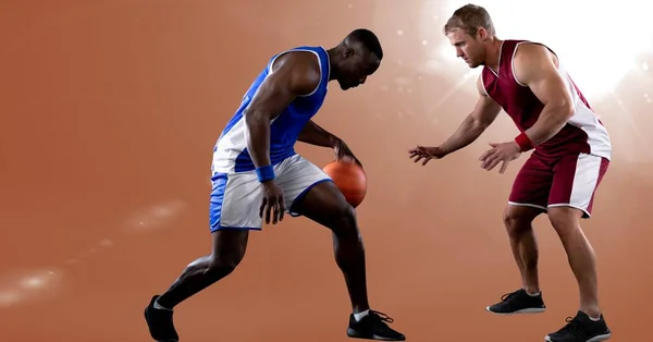 Dois Jogadores Basquete Masculinos Diversos Jogando Basquete Contra Ponto Luz — Fotografia de Stock