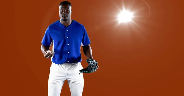 Afrikanischer Männlicher Baseballschläger Der Einen Ball Gegen Einen Lichtpunkt Auf — Stockfoto