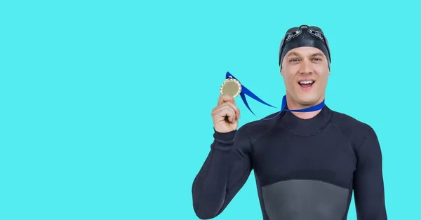 Composição Nadador Masculino Sorridente Segurando Medalha Com Espaço Cópia Isolado — Fotografia de Stock