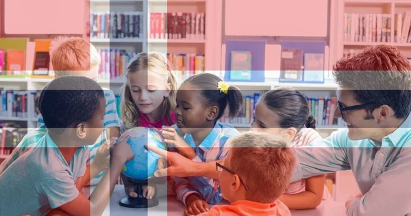 Composición Bandera Noruega Sobre Profesor Sonriente Mirando Mundo Con Niños — Foto de Stock