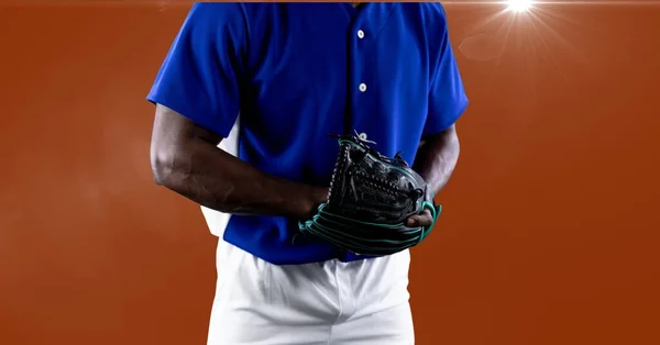 Mittelteil Eines Afrikanisch Amerikanischen Baseballschlägers Gegen Lichtpunkt Auf Orangefarbenem Hintergrund — Stockfoto