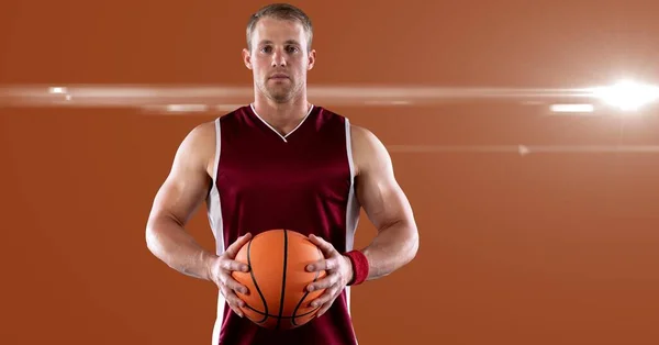 Retrato Jugador Baloncesto Masculino Caucásico Sosteniendo Baloncesto Contra Punto Luz — Foto de Stock