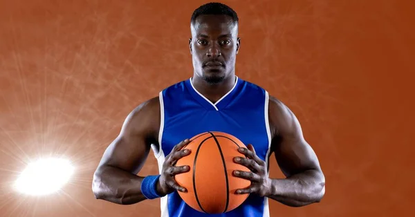 Pemain Basket Afrika Amerika Memegang Bola Basket Melawan Titik Cahaya — Stok Foto