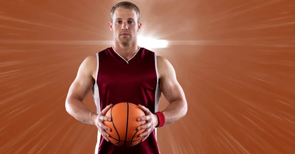 Retrato Jugador Baloncesto Masculino Caucásico Sosteniendo Baloncesto Contra Punto Luz — Foto de Stock