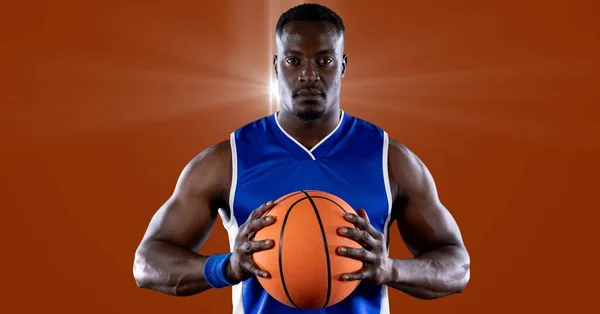 Африканський Американський Баскетболіст Чоловічої Статі Тримає Баскетбол Проти Плям Світла — стокове фото