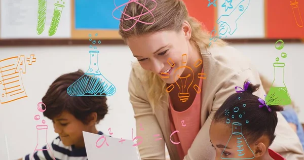 Composición Química Matemáticas Garabateando Sobre Una Profesora Sonriente Ayudando Los — Foto de Stock