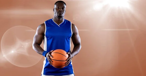 Afro Amerikaanse Mannelijke Basketbalspeler Houdt Basketbal Tegen Lichte Achtergrond Sporttoernooi — Stockfoto
