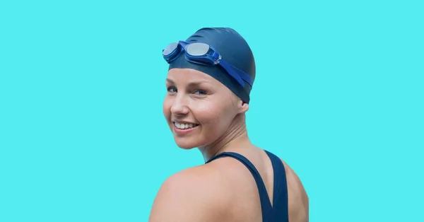 Komposition Einer Lächelnden Schwimmerin Mit Kopierraum Auf Blauem Hintergrund Sport — Stockfoto