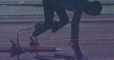 Koşu parkurunda çalışan engelli erkek atlet üzerinde dijital veri işleme animasyonu. global spor, rekabet, engellilik ve dijital arayüz kavramı dijital olarak oluşturulmuş video.