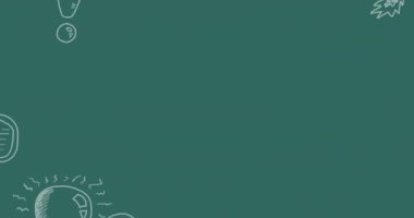 Okulla ilgili beyaz tebeşir karalamalarının yeşil karatahtanın üzerinde hareket edişinin animasyonu. okul, eğitim ve öğrenim konsepti dijital olarak oluşturulmuş video.