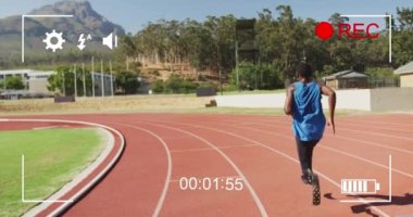 Yarış pistinde koşan engelli bir erkek sporcunun dijital veri işleme animasyonu. global spor, rekabet, engellilik ve dijital arayüz kavramı dijital olarak oluşturulmuş video.