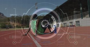 Yarış pistindeki engelli erkek atlet üzerinde veri işleme animasyonu. global spor, engellilik ve teknoloji konsepti dijital olarak oluşturulmuş video.