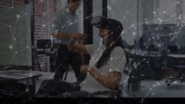 Ofiste video kulaklık takan bir iş kadınıyla olan bağlantıların animasyonu. küresel iş, teknoloji ve ağ konsepti dijital olarak oluşturulmuş video.