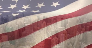 Şehir manzarası üzerinde Amerikan bayrağı animasyonu. Amerikan vatanseverliği, bağımsızlık ve kutlama konsepti dijital olarak oluşturulmuş video.